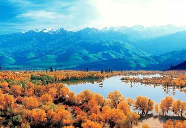 丝路明珠新疆，多元文化融合与绿色发展并进