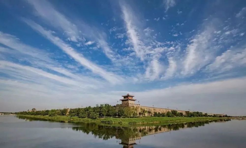 邯郸老者凝望繁华市井，沉思历史长河